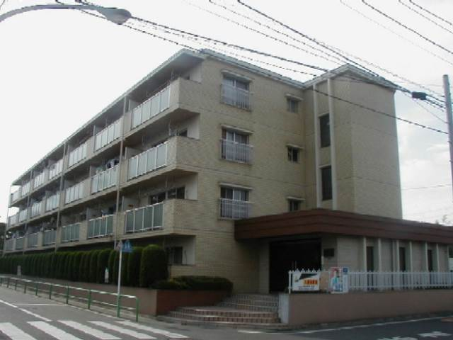 静かな環境に建つマンションです。