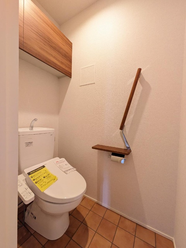 トイレには棚が付いていて便利。