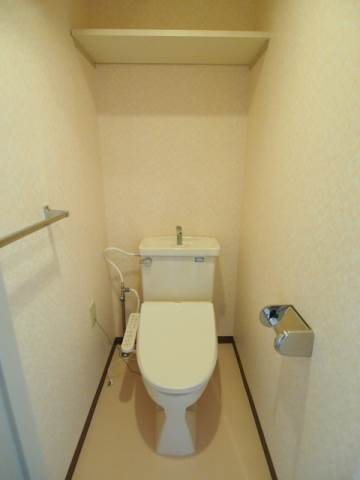 トイレには上部棚など嬉しい設備も。別部屋の写真です。