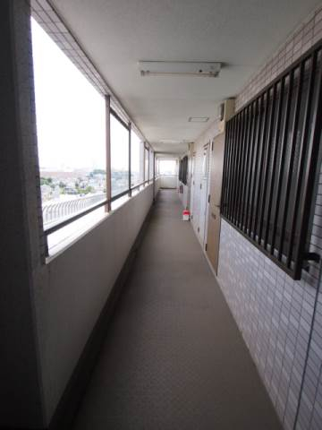 共有廊下は広いので家具などの搬入もしやすい。