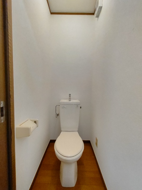白を基調とした落ち着ける雰囲気トイレ