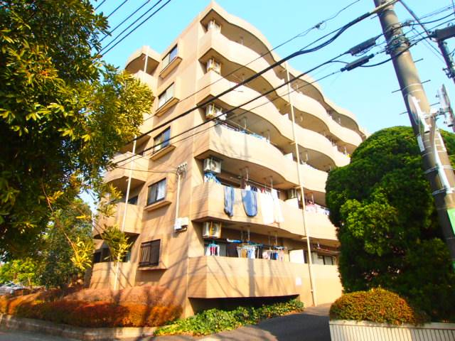 バス停からすぐの立地。南向きで日当たり良好