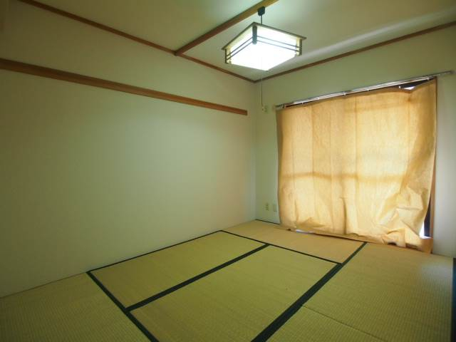 和室は６帖で南向きの明るい室内です。