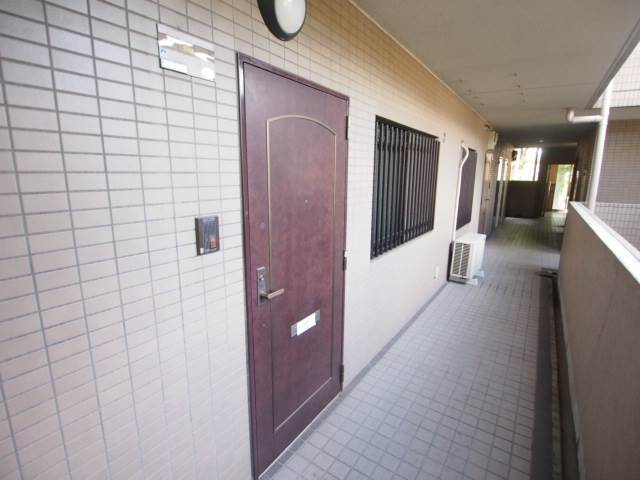 共有廊下も広くてお引越しはしやすいです。