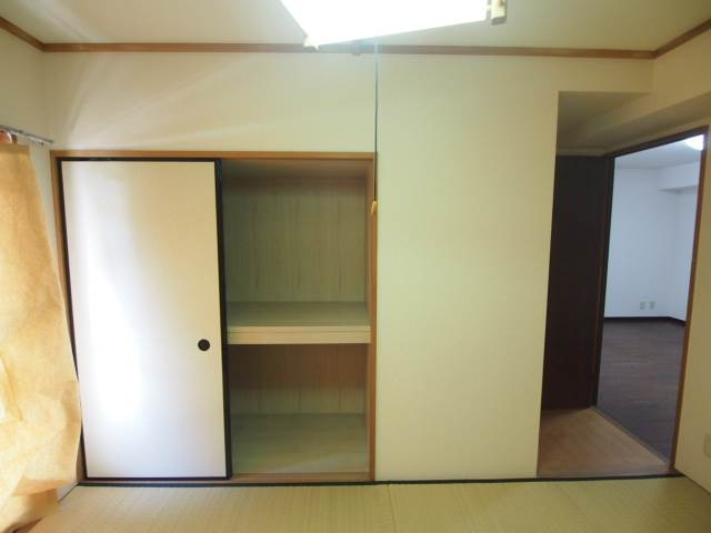 和室には押入れもあるのでお布団もしまえます。