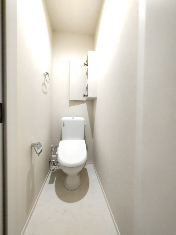 トイレは白が基調の清潔感ある空間。