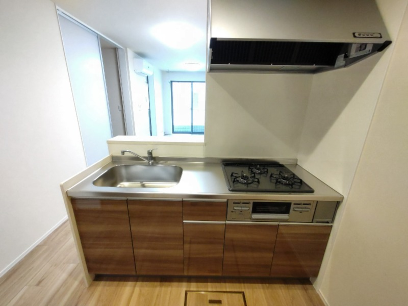 ガスコンロ3口グリル付。