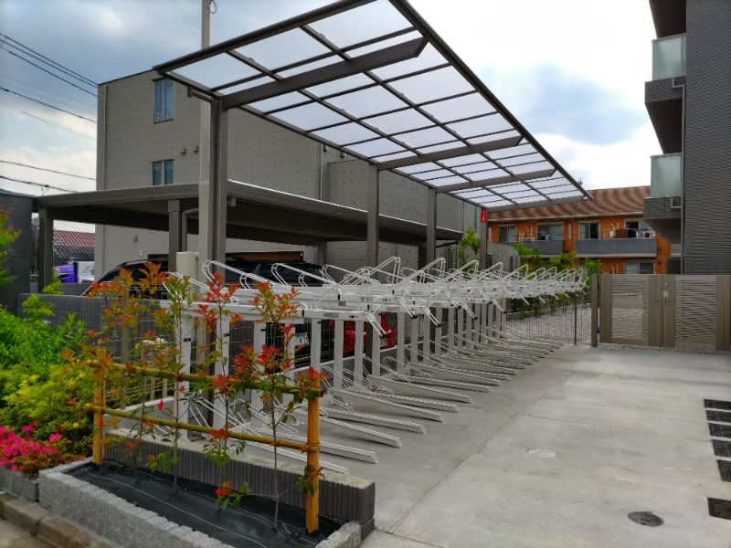 駐輪場は屋根付き。