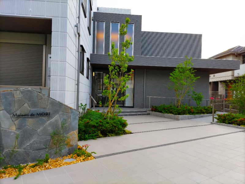 植栽豊かな敷地内。