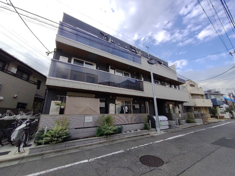 閑静な住宅地にそびえる大和施工アパート