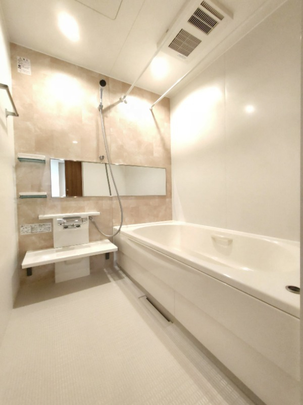 明るい色のパネルが映えるバスルーム