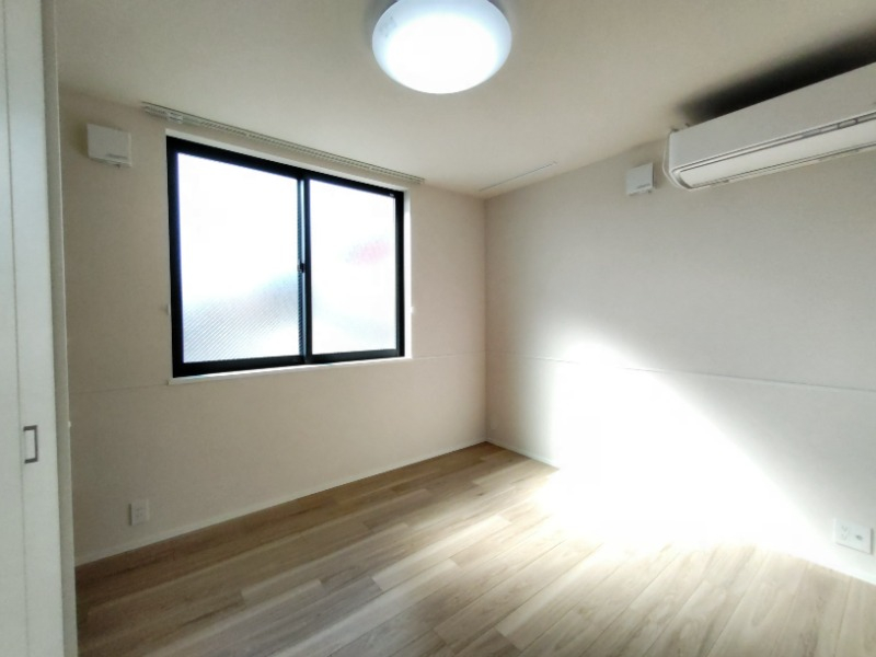 西側窓＆ベッドも置くゆとりある洋室