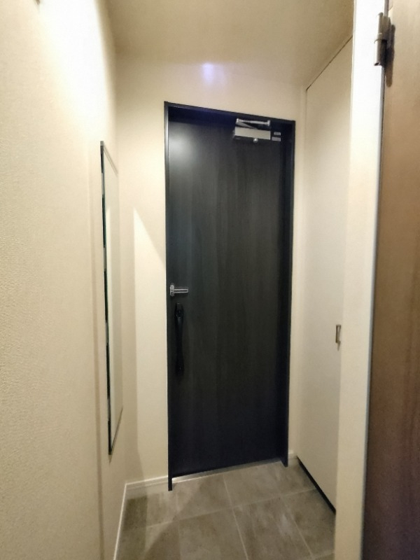 収納・姿見完備の玄関ホール