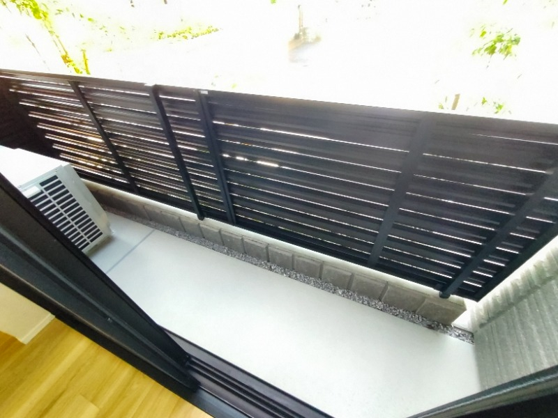 バルコニー側のシャッターは電動