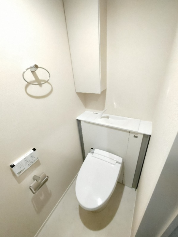 トイレもおしゃれなタンクレスタイプ