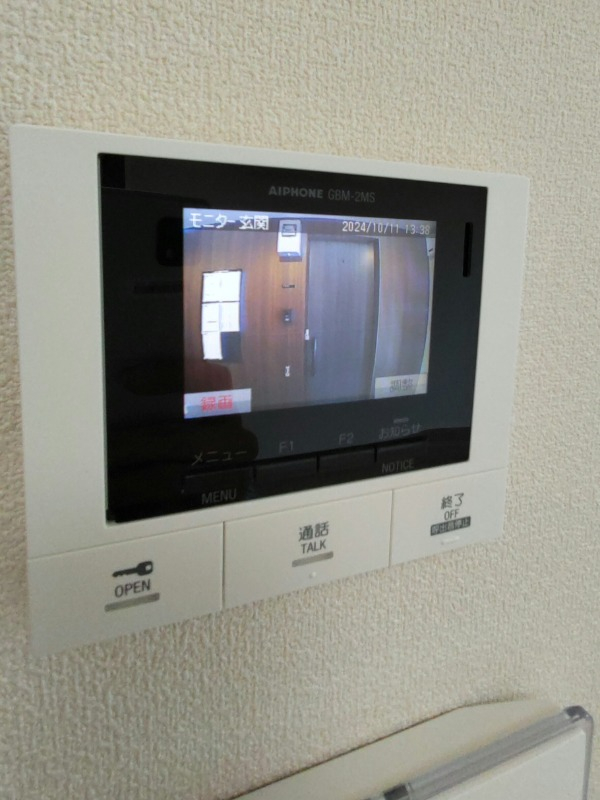 オートロック前で来客を確認できます