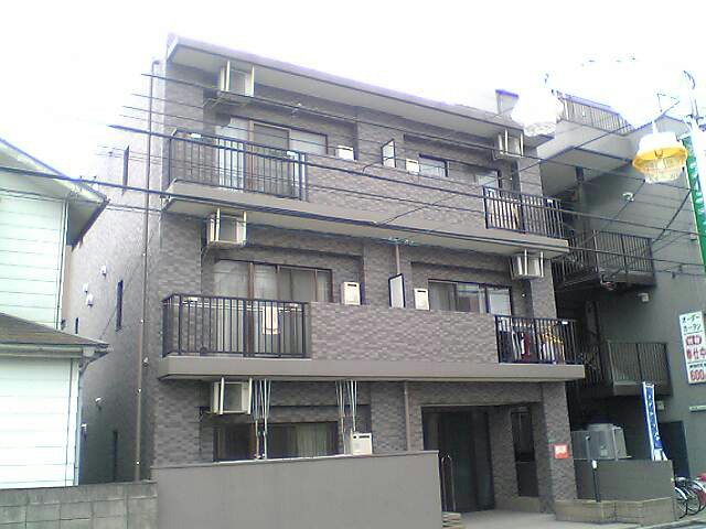 コンビニ近く＆静かな立地に建つRC造のマンションタイプ