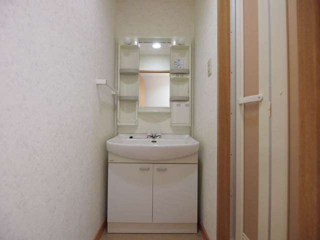 朝の支度にも便利な独立洗面台