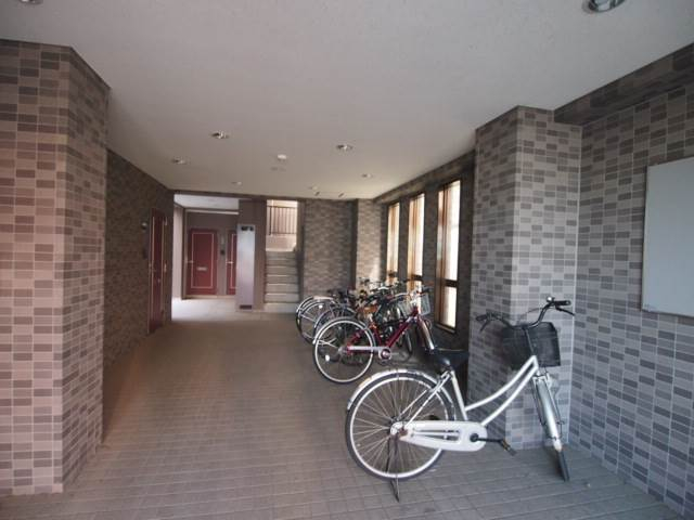 自転車は敷地内に駐輪可