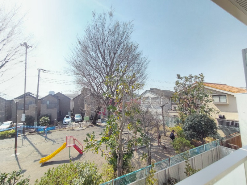 目の前が公園になっています