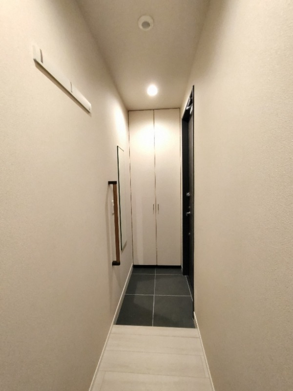 姿見やコート掛けがついています