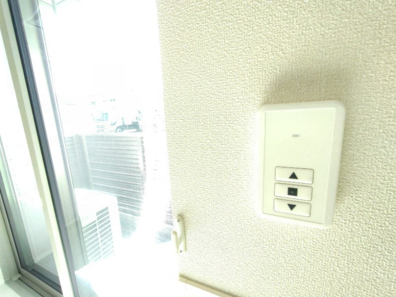 シャッターは電動です。