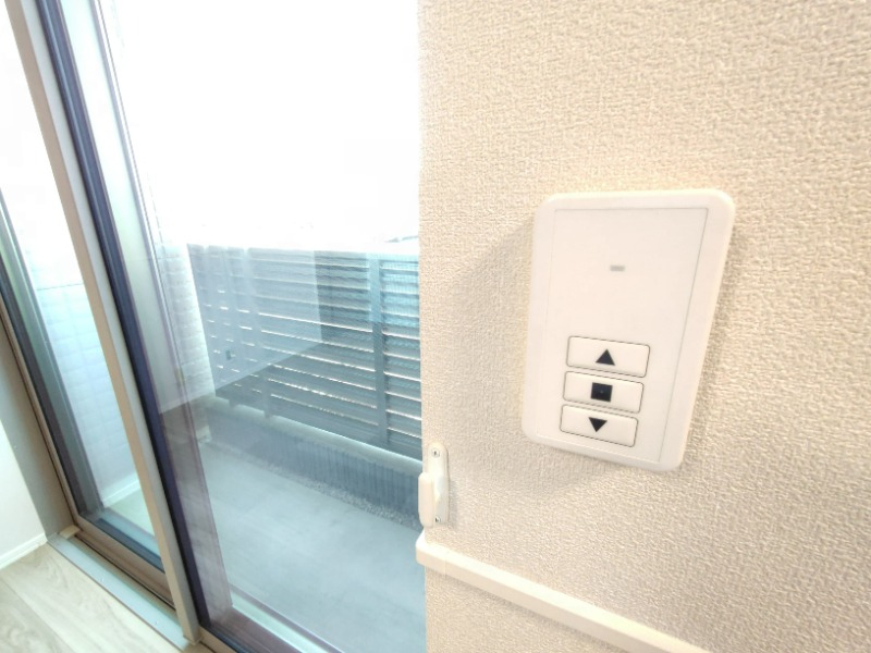 シャッターは電動で開閉できます。