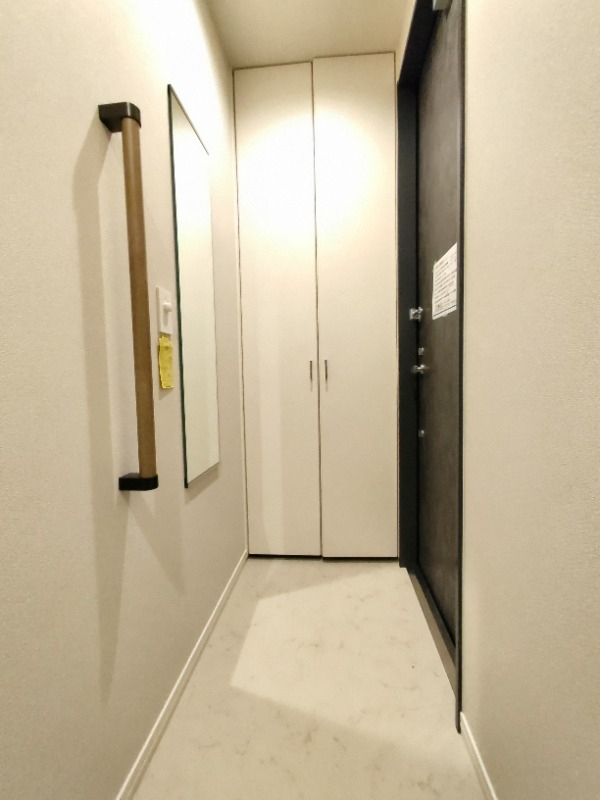姿見や手すりもついた玄関