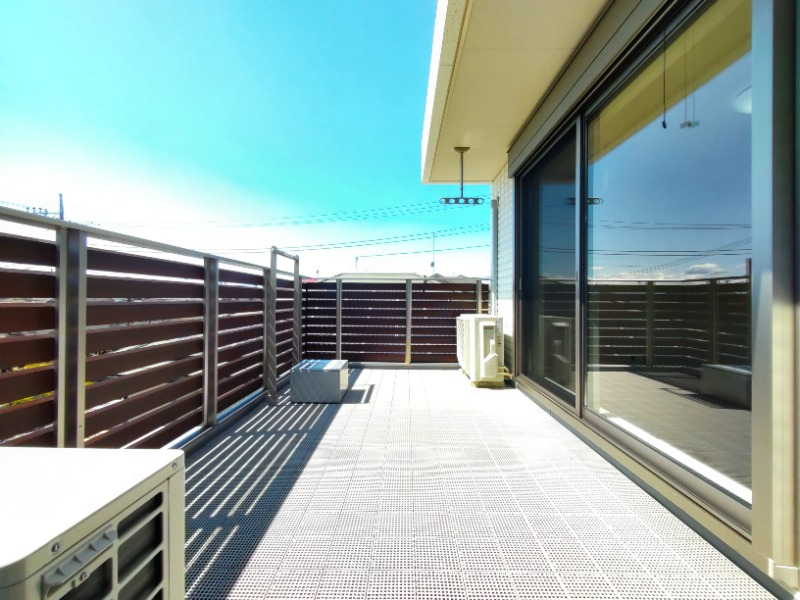 このお部屋の魅力はこの広いバルコニー
