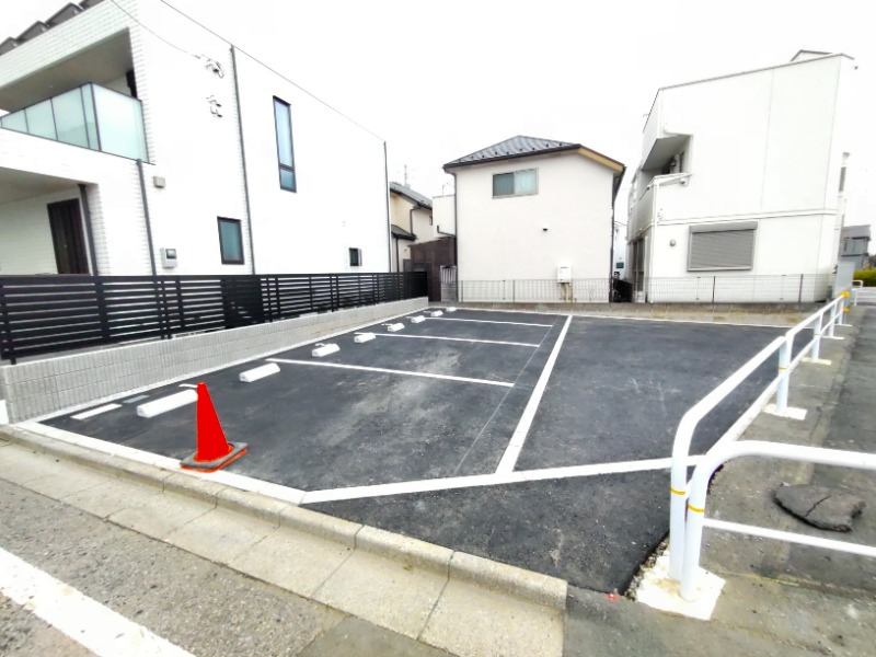 建物隣の駐車場