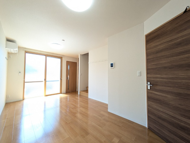 広いリビングは団欒の空間。別部屋の写真です。