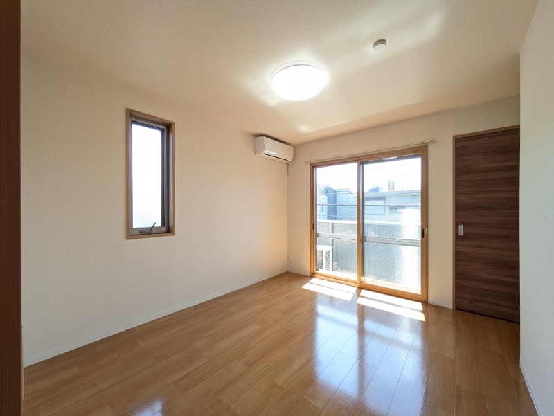 南側洋室。別部屋の写真です。