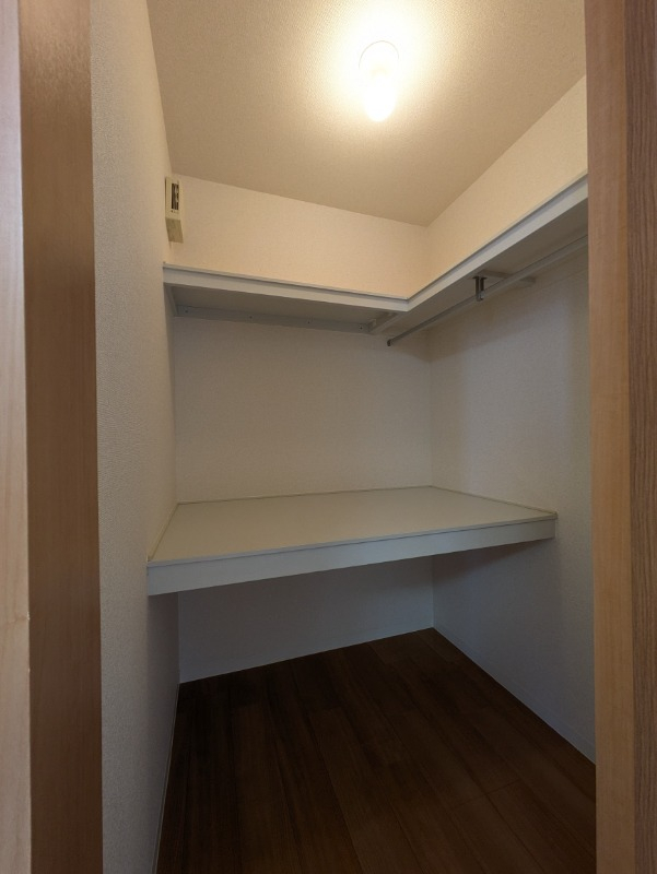 キッチンは床下収納がついています。別部屋の写真です。
