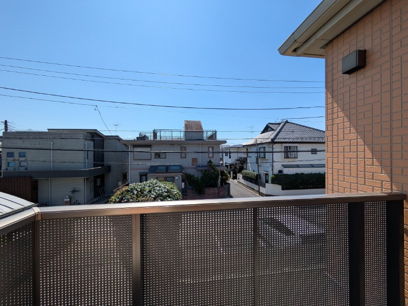 奥行きのあるバルコニーなので使いやすい。別部屋の写真です。