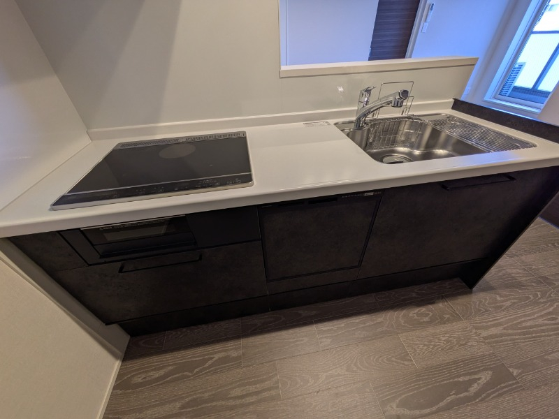 シックなデザインのおしゃれなキッチン