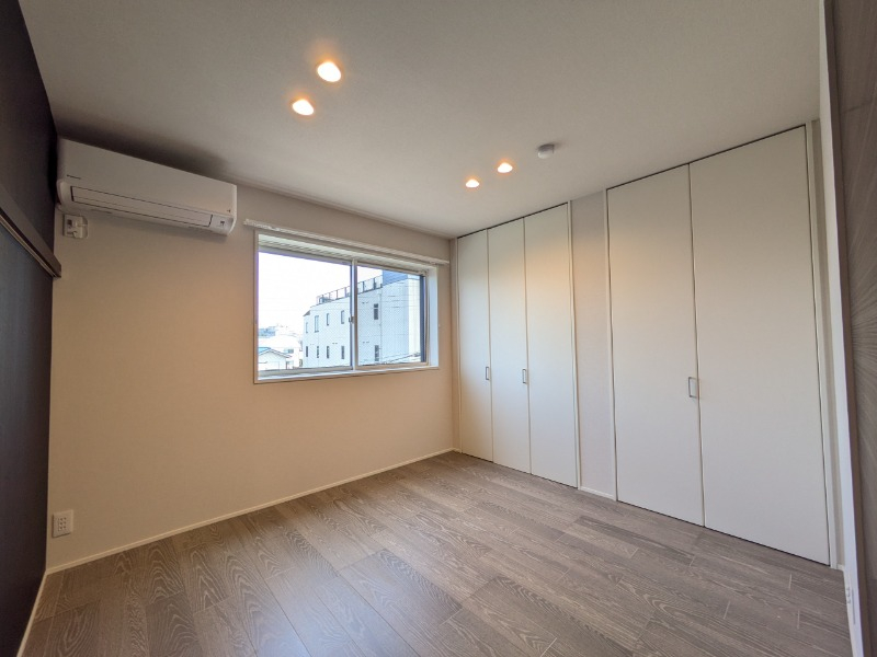 洋室に窓がついているので室内明るそうですね