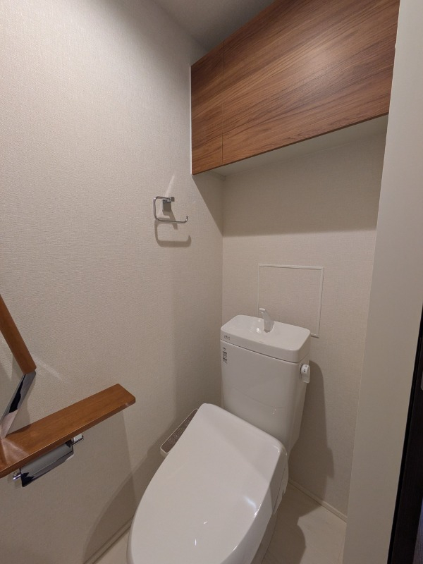 収納もきちんとあるトイレです