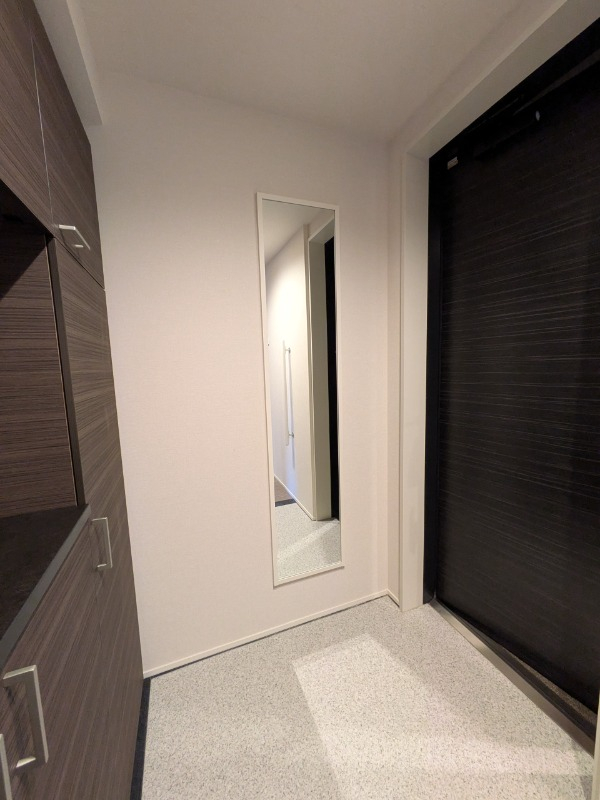 姿見もついた広めの玄関です