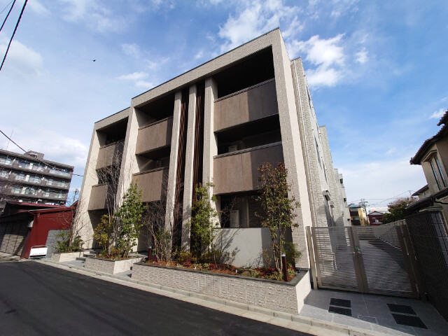 3階建てのホテルライクシャーメゾン。