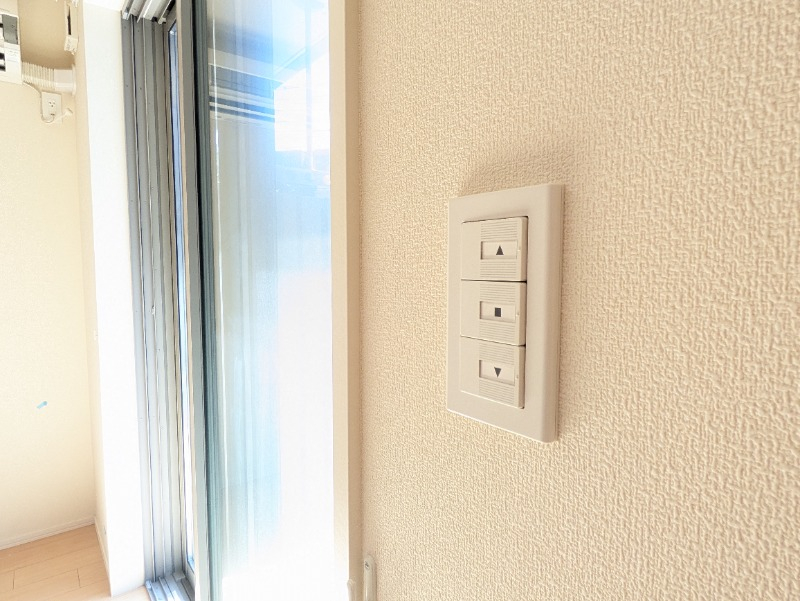 シャッターは電動です。サッシも二重で安心
