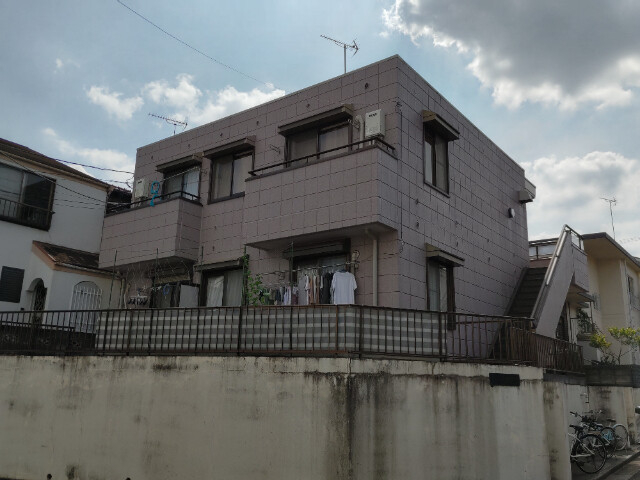 高台の上に建っているタイル張りの建物です