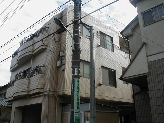 バス停が至近で便利です。お店も周辺に揃っています。