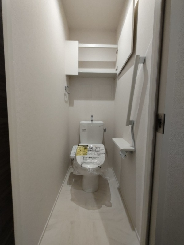 収納棚もしっかりあるトイレです