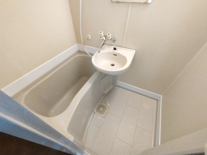 洗面台のついたお風呂はトイレと別です。