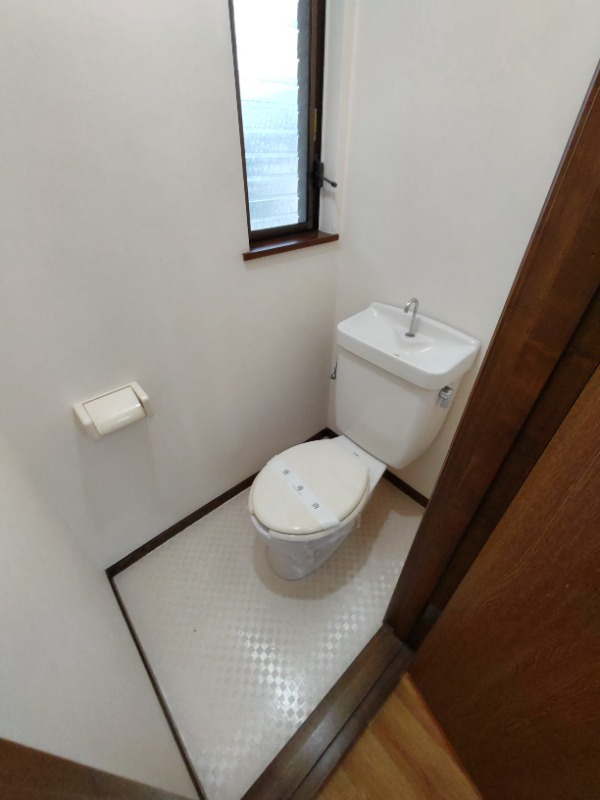 トイレには窓がついているので換気もしっかりできます