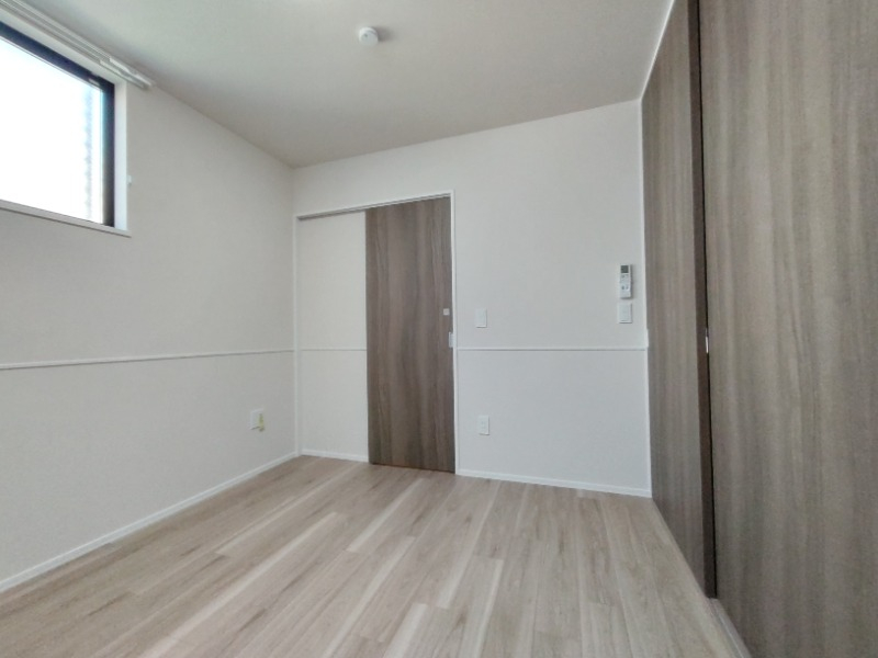 木目調のドアがおしゃれな洋室です