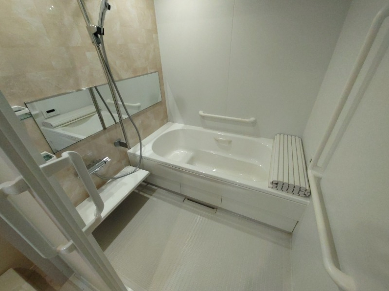 清潔感のある広めのお風呂です