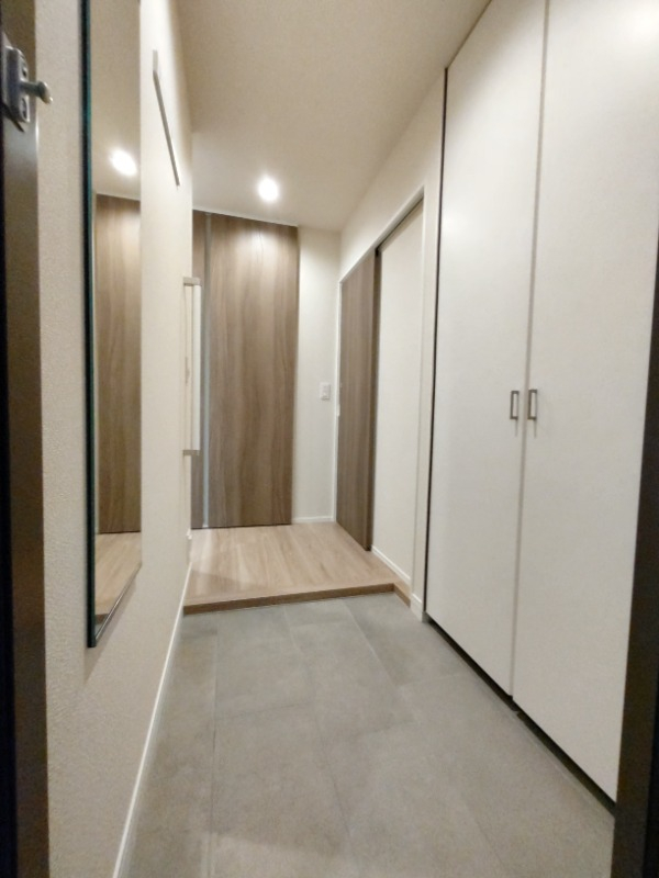 広い玄関です。姿見もついています