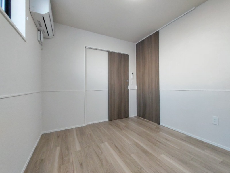 5.5帖の洋室です