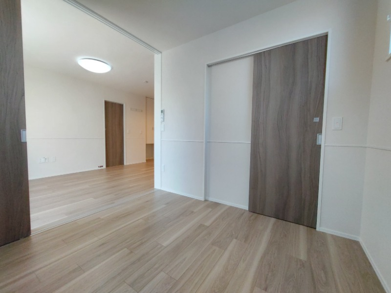 ドアが引き戸なので開けると解放感があります